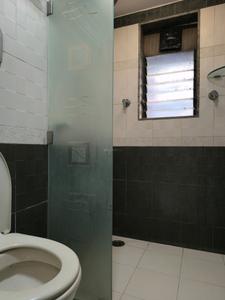 Common Bathroom Image of 700 Sq.ft 2 BHK Apartment / Flat for rent in Vile Parle East Mumbai for Rs. 96000