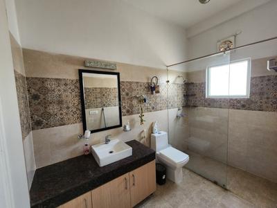 Bathroom Image of 1260 Sq.ft 2 BHK Apartment / Flat for rent in Paramount Golfforeste Premium Apartments, Surajpur Greater Noida for Rs. 25000