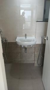 Bathroom Image of 600 Sq.ft 1 BHK Apartment / Flat for rent in Mahindra Happinest Tathawade, Tathawade Pune for Rs. 20000