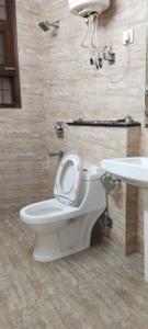 Bathroom Image of 1700 Sq.ft 3 BHK Builder Floor for rent in Sector 47 Gurgaon for Rs. 55000