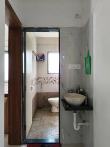 Common Bathroom Image of 648 Sq.ft 1 BHK Apartment / Flat for rent in Kothrud Pune for Rs. 16000