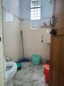 Common Bathroom Image of 250 Sq.ft 1 RK Apartment / Flat for rent in Munirka New Delhi for Rs. 15000