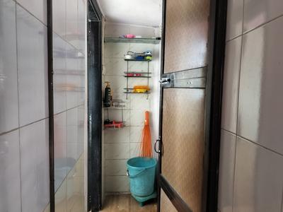 Bathroom Image of Aysha Shaikh in Andheri East, Mumbai