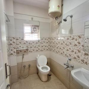 Bathroom Image of 740 Sq.ft 1 BHK Apartment / Flat for rent in Koramangala Bengaluru for Rs. 25000