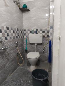 Bathroom Image of 550 Sq.ft 1 BHK Builder Floor for rent in Krishna Building, Halasuru Bengaluru for Rs. 20000