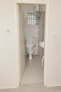 Bathroom Image of 900 Sq.ft 2 BHK Apartment / Flat for rent in Prabhavathi Paramount A and B, Electronic City Bengaluru for Rs. 20000