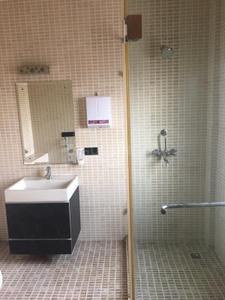 Bathroom Image of 1550 Sq.ft 4 BHK Builder Floor for rent in South City Floors 1, Sector 41 Gurgaon for Rs. 65000