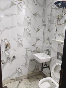 Bathroom Image of 900 Sq.ft 3 BHK Builder Floor for rent in Shalimar Bagh New Delhi for Rs. 38000