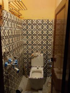 Bathroom Image of 600 Sq.ft 1 RK Independent House for rent in Sector 17 Gurgaon for Rs. 11000