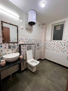 Bathroom Image of 750 Sq.ft 1 BHK Apartment / Flat for rent in Varun Enclave, Sector 28 Noida for Rs. 10000