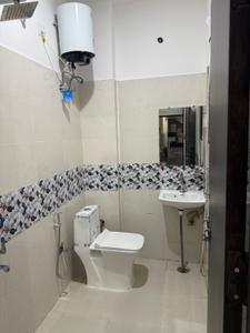 Bathroom Image of 600 Sq.ft 1 RK Apartment / Flat for rent in DLF Phase 3 Gurgaon for Rs. 15000