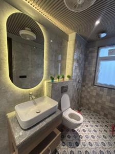 Bathroom Image of 750 Sq.ft 1 BHK Apartment / Flat for rent in Arun Vihar, Sector 37 Noida for Rs. 10000