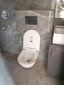 Common Bathroom Image of 1250 Sq.ft 2 BHK Builder Floor for rent in Sector 14 Gurgaon for Rs. 32000