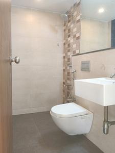 Common Bathroom Image of 900 Sq.ft 2 BHK Apartment / Flat for rent in Lodha Splendora Riverview, Kasarvadavali Thane for Rs. 28000