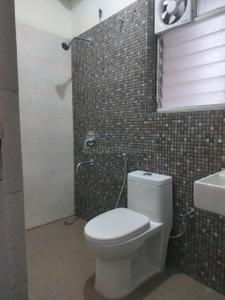 Bathroom Image of 925 Sq.ft 2 BHK Apartment / Flat for rent in Rishi Ventoso, Madhyamgram Kolkata for Rs. 22000