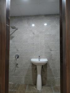 Common Bathroom Image of 1050 Sq.ft 2 BHK Apartment / Flat for sale in Titania Residency, Phi IV Greater Noida for Rs. 6300000