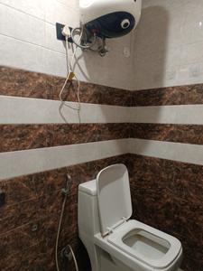 Common Bathroom Image of 580 Sq.ft 1 BHK Apartment / Flat for rent in Reputed freedom fighter enclave, Neb Sarai New Delhi for Rs. 23000