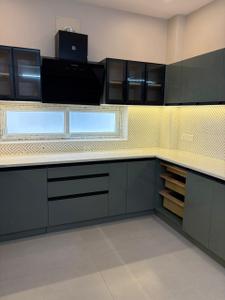Kitchen Image of 1720 Sq.ft 3 BHK Apartment / Flat for sale in Keelkattalai Chennai for Rs. 15300000