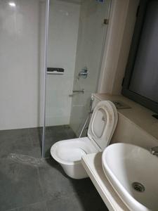 Common Bathroom Image of 1350 Sq.ft 2.5 BHK Apartment / Flat for sale in Lodha Enchante, Sion Mumbai for Rs. 35000000