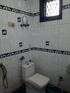 Bathroom Image of 1440 Sq.ft 3 BHK Builder Floor for rent in Mukherjee Apartment, Mukherjee Nagar New Delhi for Rs. 45000