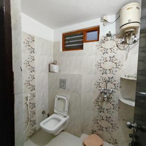 Bathroom Image of 1250 Sq.ft 3 BHK Apartment / Flat for rent in Orient Orient Prem, Dadabadi Kota for Rs. 25000