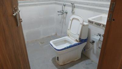 Bathroom Image of 500 Sq.ft 1 BHK Apartment / Flat for rent in Rajpur Khurd Extension New Delhi for Rs. 14000