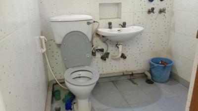 Bathroom Image of 200 Sq.ft 1 RK Apartment / Flat for rent in Sector 29 Noida for Rs. 10000