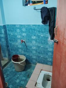 Bathroom Image of 750 Sq.ft 1 BHK Independent House for rent in Guindy Chennai for Rs. 3000