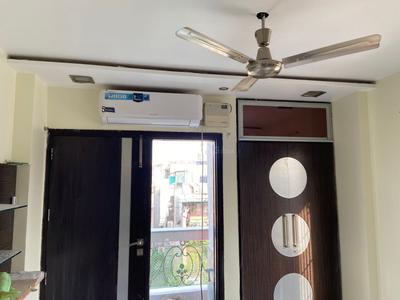 Bedroom Image of 1500 Sq.ft 3 BHK Builder Floor for rent in Kailash Colony New Delhi for Rs. 100000