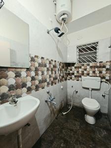 Bathroom Image of 600 Sq.ft 1 BHK Apartment / Flat for rent in Indira Nagar Bengaluru for Rs. 30000