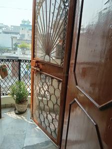 Balcony Image of 450 Sq.ft 2 BHK Builder Floor for sale in Pandav Nagar New Delhi for Rs. 2900000