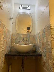 Bathroom Image of 4000 Sq.ft 4 BHK Independent House for sale in Andheri West Mumbai for Rs. 160000000