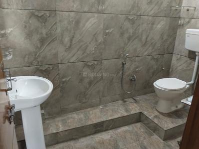 Bathroom Image of 1500 Sq.ft 2 BHK Builder Floor for rent in Indira Nagar Lucknow for Rs. 15500