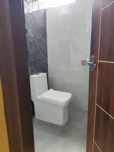 Bathroom Image of 600 Sq.ft 1 BHK Apartment / Flat for rent in Kodihalli Bengaluru for Rs. 38000