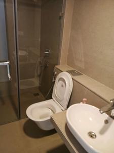 Common Bathroom Image of 1250 Sq.ft 2.5 BHK Apartment / Flat for sale in Lodha Aura, Sion Mumbai for Rs. 37500000