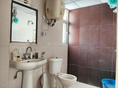 Bathroom Image of 1295 Sq.ft 2 BHK Apartment / Flat for rent in Paramount Symphony, Crossings Republik Ghaziabad for Rs. 18000