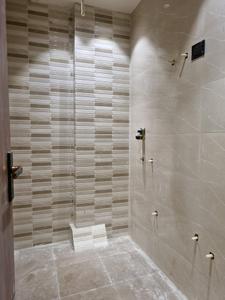 Common Bathroom One Image of 800 Sq.ft 3 BHK Apartment / Flat for sale in Dwarka Mor New Delhi for Rs. 5970001