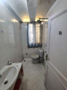 Bathroom Image of 950 Sq.ft 1 RK Builder Floor for rent in Chittaranjan Park New Delhi for Rs. 19000