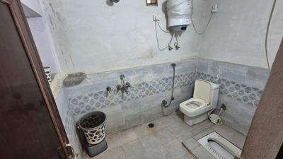 Bathroom Image of 550 Sq.ft 1 BHK Independent House for rent in Rajrooppur Allahabad for Rs. 8000