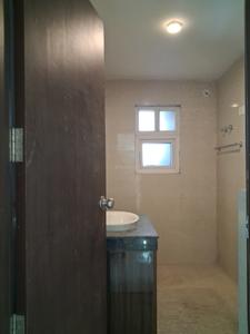Common Bathroom Image of 2000 Sq.ft 3 BHK Apartment / Flat for sale in ATS Le Grandiose, Sector 150 Noida for Rs. 24500000