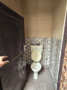 Bathroom Image of 550 Sq.ft 1 BHK Apartment / Flat for rent in Trivani Apartment, Jhilmil Colony New Delhi for Rs. 15000