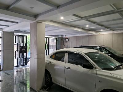 Car Garage Image of 1000 Sq.ft 3 BHK Apartment / Flat for sale in Dwarka Mor New Delhi for Rs. 10000000