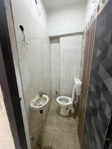 Bathroom Image of 550 Sq.ft 2 BHK Builder Floor for rent in Uttam Nagar New Delhi for Rs. 9999