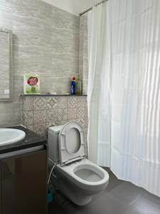 Bathroom Image of 1500 Sq.ft 2.5 BHK Apartment / Flat for rent in Janta Sky Gardens, JLPL Industrial Area Mohali for Rs. 37000