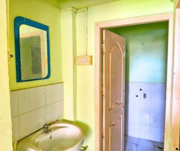 Bathroom Image of 530 Sq.ft 1 BHK Apartment / Flat for rent in Panchratna Apartment, Kandivali West Mumbai for Rs. 22000