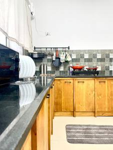 Kitchen Image of 1800 Sq.ft 3 BHK Apartment / Flat for rent in Shreeji Sadan Residency, Zadeshwar Bharuch for Rs. 17500