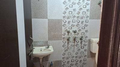 Bathroom Image of 550 Sq.ft 1 BHK Builder Floor for rent in Vikaspuri New Delhi for Rs. 14000
