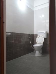 Common Bathroom Image of 600 Sq.ft 1 BHK Apartment / Flat for rent in Kartik Nagar Bengaluru for Rs. 22500