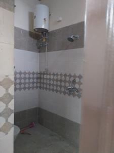 Bathroom Image of 1800 Sq.ft 2 BHK Independent House for rent in Samiah Lake City, Simla Bahadur Rudrapur for Rs. 15000