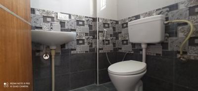 Bathroom Image of 450 Sq.ft 1 BHK Apartment / Flat for rent in Domlur Layout Bengaluru for Rs. 25000